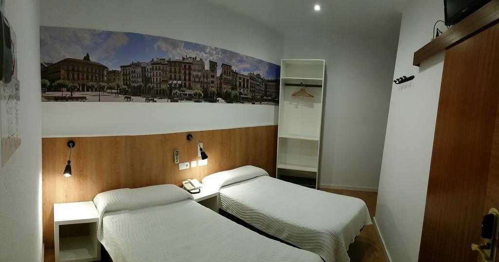 Hostal Restaurante Cornella Cornellà de Llobregat Exterior photo